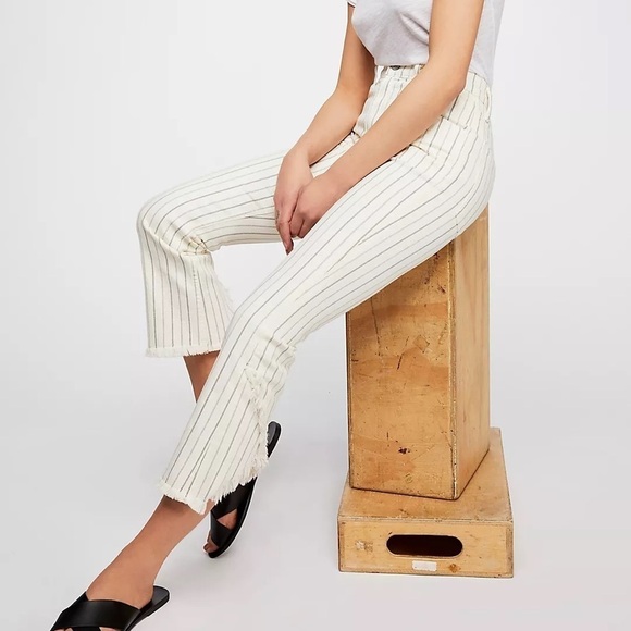 Citizens of Humanity Drew Fray High-Rise Crop Flare Jeans - Picture 1 of 12